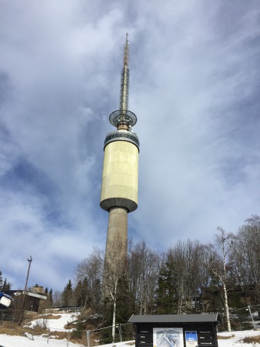 Et gammelt kommunikasjonstårn som ble bygget av utenomjordiske skapninger for å kontrollere Osloborgerne. Det er ikke i bruk lenger så borgerne i byen er helt ute av kontroll! 